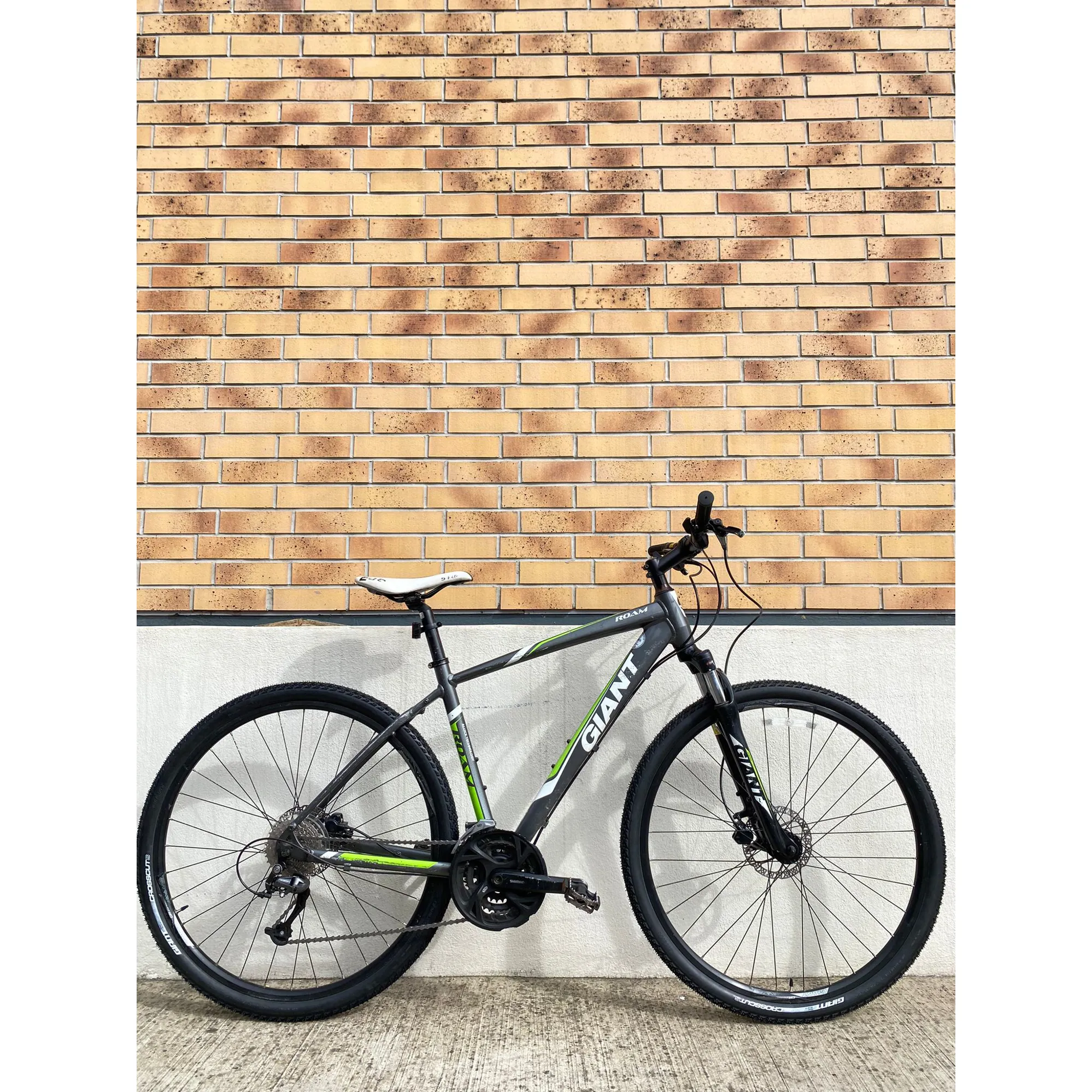 Refurbished Giant Roam 2 Versatile Hybrid Adventure Bike
